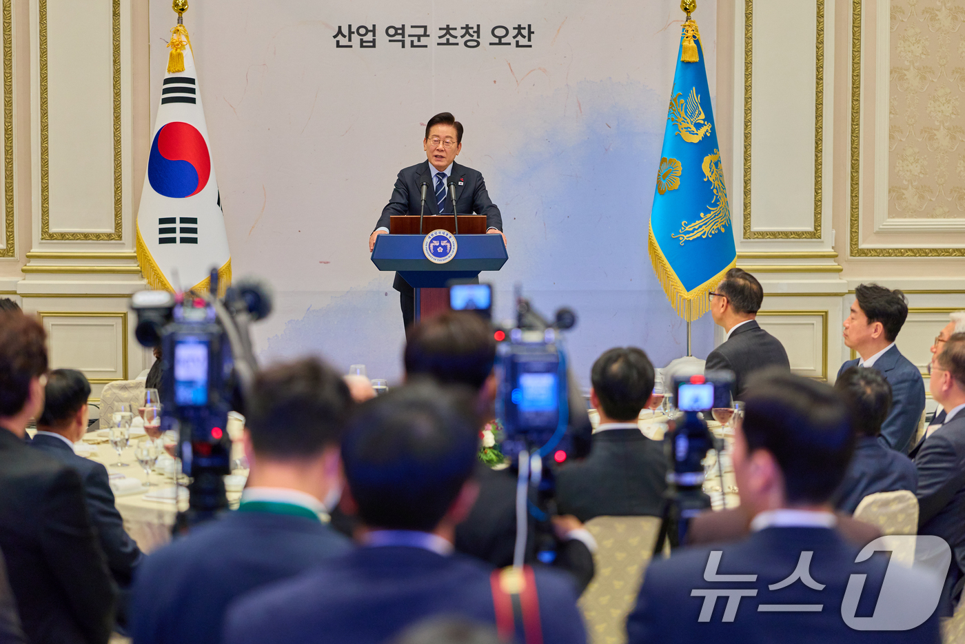 (서울=뉴스1) 허경 기자 = 이재명 대통령이 4일 청와대 영빈관에서 열린 산업 역군 초청 오찬 행사에서 인사말을 하고 있다. (대통령실 제공. 재판매 및 DB 금지) 2025.1 …