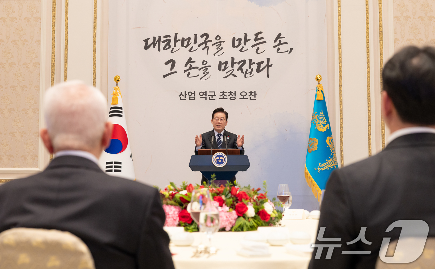 (서울=뉴스1) 허경 기자 = 이재명 대통령이 4일 청와대 영빈관에서 열린 산업 역군 초청 오찬 행사에서 인사말을 하고 있다. (대통령실 제공. 재판매 및 DB 금지) 2025.1 …