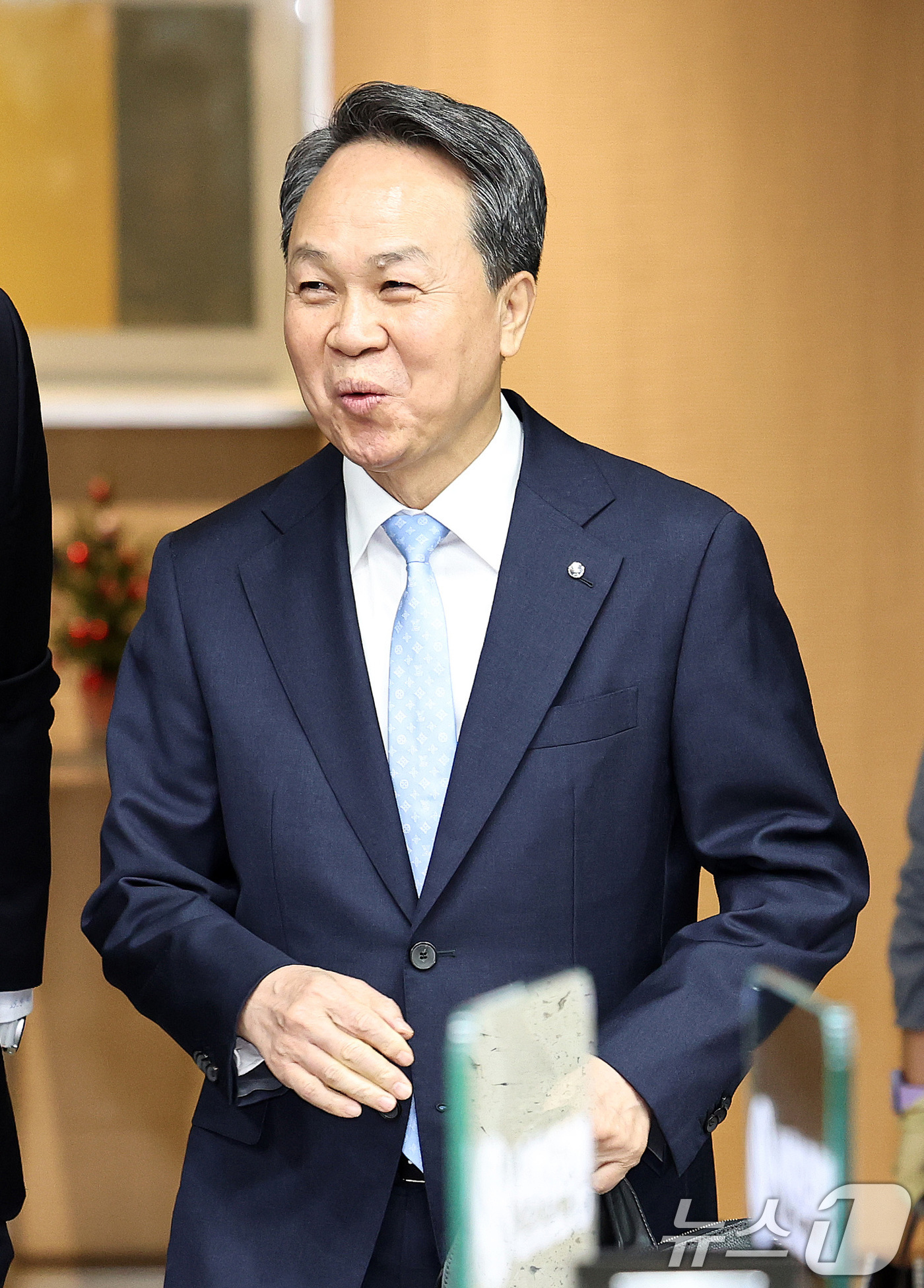 (서울=뉴스1) 구윤성 기자 = 진옥동 신한금융 회장이 4일 오후 서울 중구 신한은행 본점에서 연임 소감을 밝히기 위해 취재진 앞에 서고 있다. 2025.12.4/뉴스1