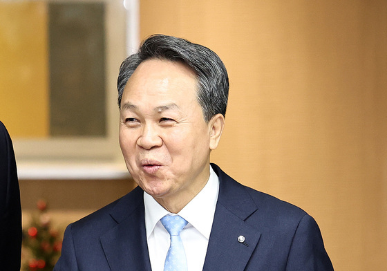 진옥동 신한금융 회장, 3년 연임 성공