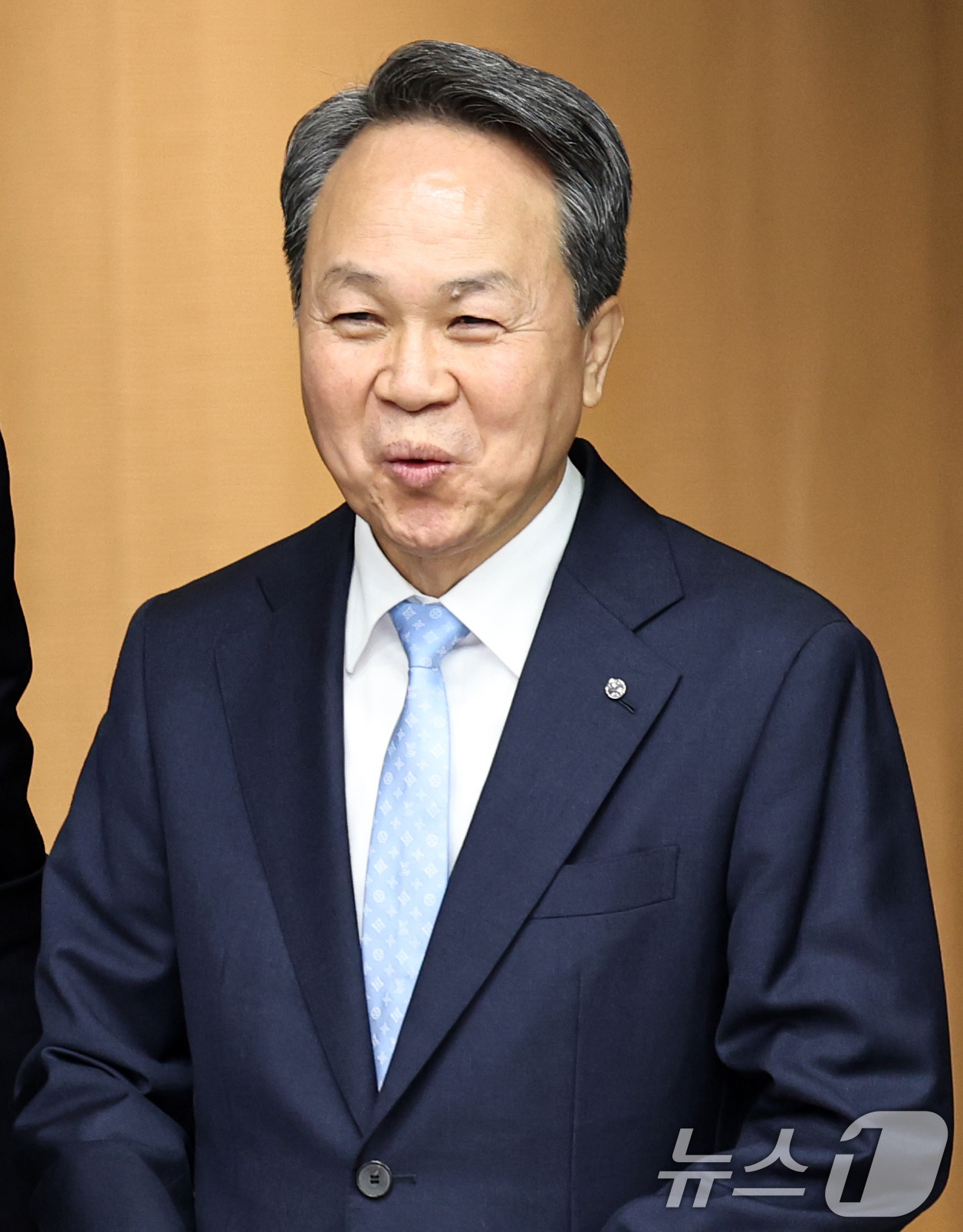 (서울=뉴스1) 구윤성 기자 = 진옥동 신한금융 회장이 4일 오후 서울 중구 신한은행 본점에서 연임 소감을 밝히기 위해 취재진 앞에 서고 있다. 2025.12.4/뉴스1