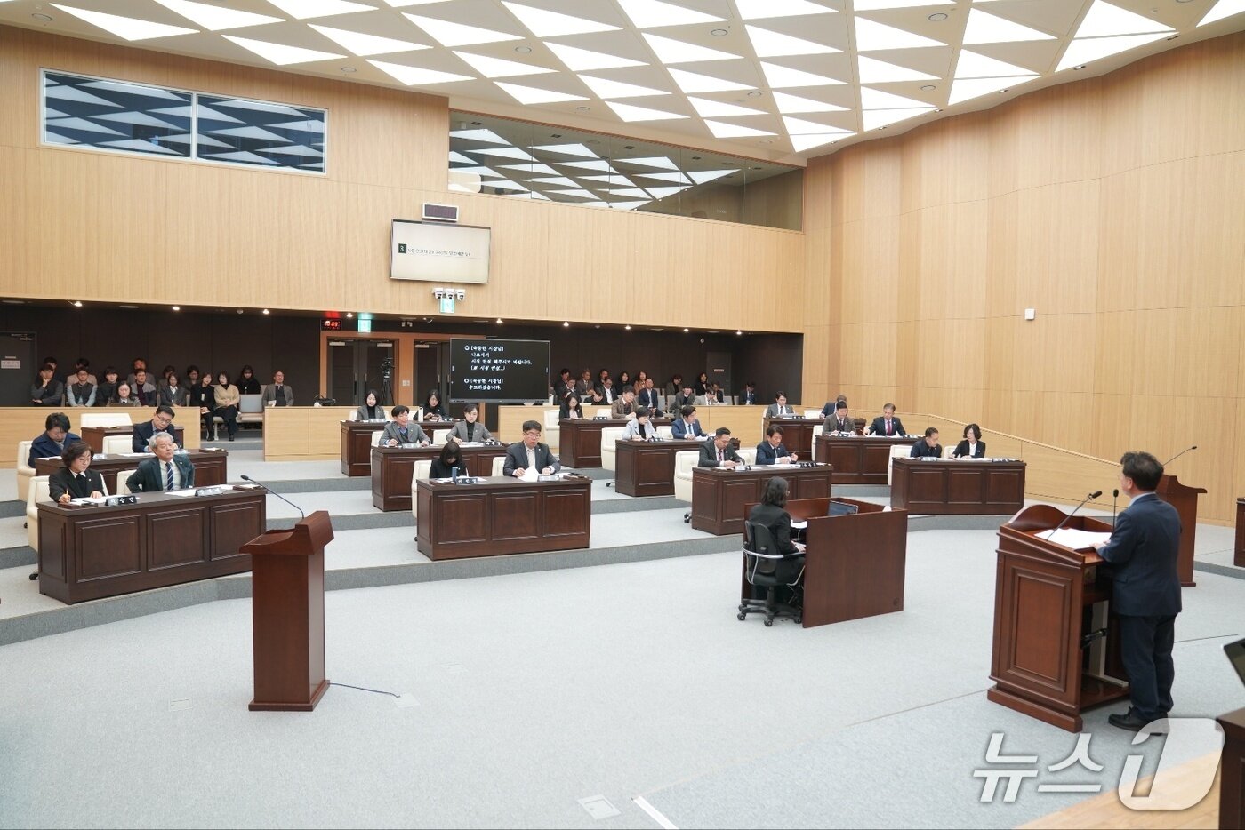 본문 이미지 -  육동한 춘천시장이 4일 춘천시의회에서 2026년도 예산안 제출에 따른 시정연설을 하고 있다.&#40;춘천시 제공, 재판매 및 DB금지&#41; 