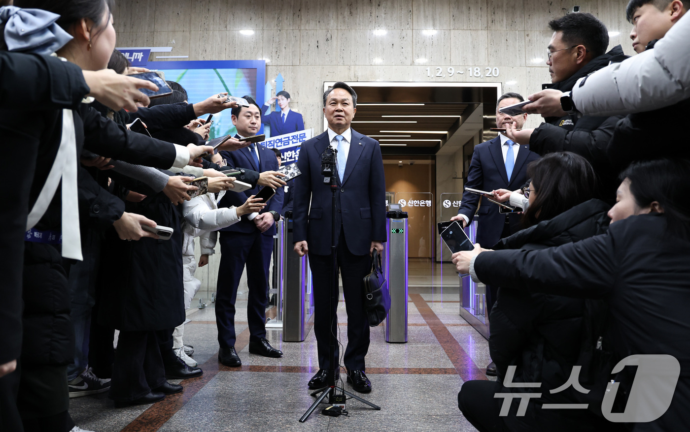 (서울=뉴스1) 구윤성 기자 = 진옥동 신한금융 회장이 4일 오후 서울 중구 신한은행 본점에서 연임 소감을 밝히고 있다. 2025.12.4/뉴스1