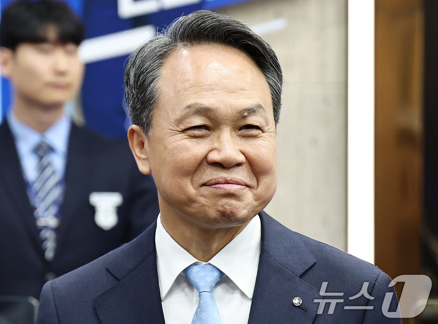 (서울=뉴스1) 구윤성 기자 = 진옥동 신한금융 회장이 4일 오후 서울 중구 신한은행 본점에서 연임 소감을 밝히며 웃음짓고 있다. 2025.12.4/뉴스1