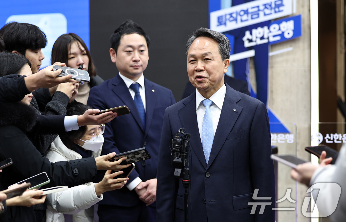 (서울=뉴스1) 구윤성 기자 = 진옥동 신한금융 회장이 4일 오후 서울 중구 신한은행 본점에서 연임 소감을 밝히고 있다. 2025.12.4/뉴스1