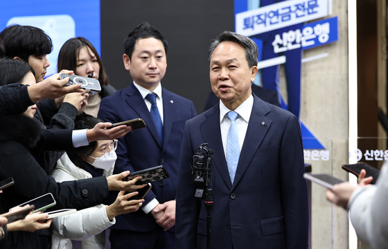 진옥동 신한금융 회장, 3년 연임