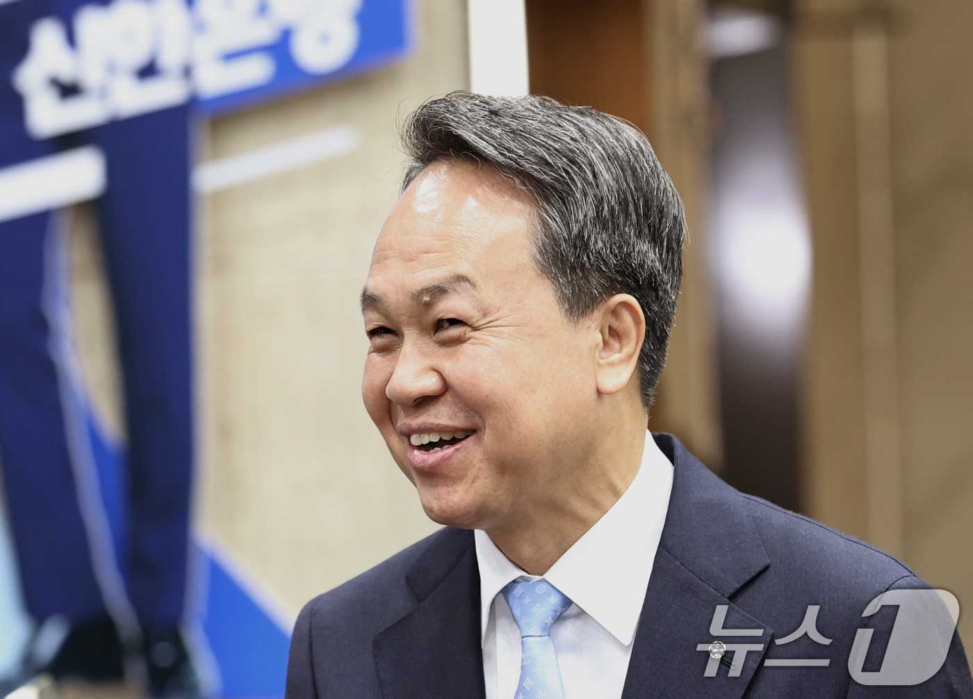 (서울=뉴스1) 구윤성 기자 = 진옥동 신한금융 회장이 4일 오후 서울 중구 신한은행 본점에서 연임 소감을 밝히고 있다. 2025.12.4/뉴스1