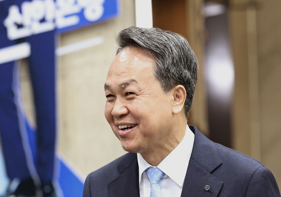 진옥동 신한금융 회장, 3년 연임