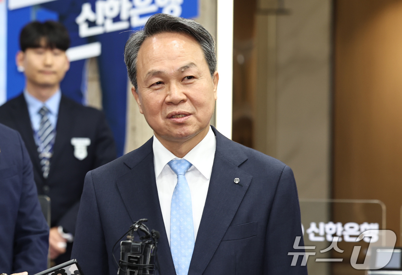 (서울=뉴스1) 구윤성 기자 = 진옥동 신한금융 회장이 4일 오후 서울 중구 신한은행 본점에서 연임 소감을 밝히고 있다. 2025.12.4/뉴스1