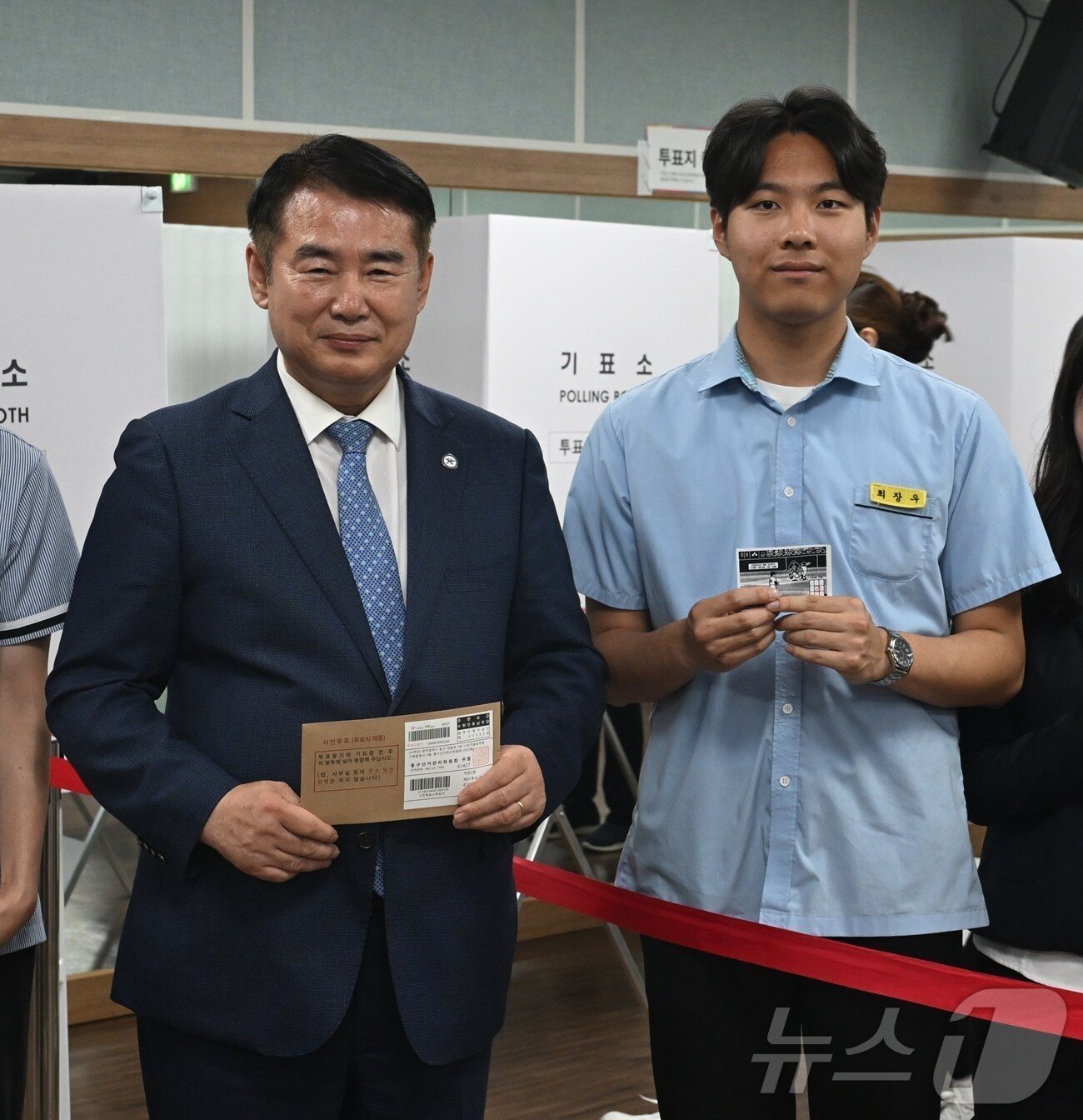 본문 이미지 - 이정선 광주교육감과 최장우 광주고등의회 의장이 5월 29일 화정2동 행정복지센터에 마련된 대통령 선거 투표소에서 생애 첫 투표를 하고 있다. 2025.12.4/뉴스1