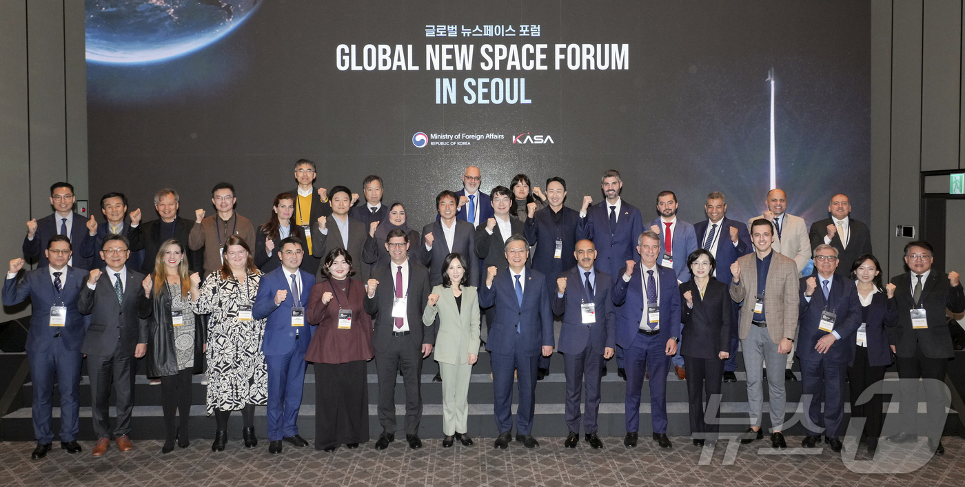 (서울=뉴스1) = 4일 서울 그랜드하얏트 호텔에서 열린' 글로벌 뉴스페이스 포럼'에서 김진아 외교부 2차관(앞줄 왼쪽 여덟 번째)과 윤영빈 우주항공청장(앞줄 왼쪽 아홉 번째)을 …