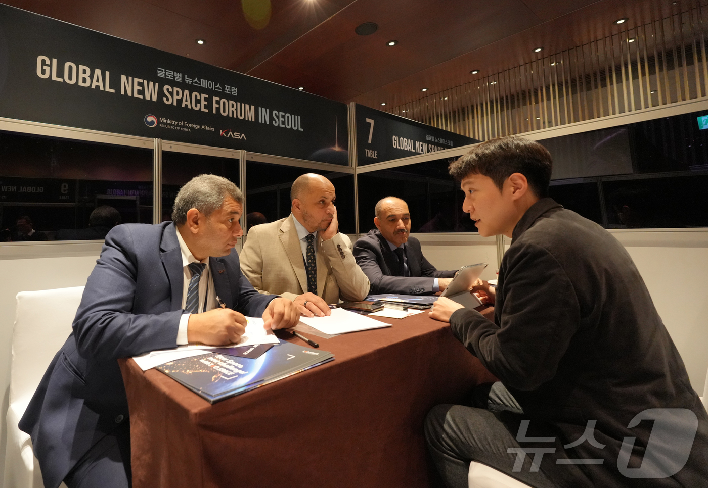 (서울=뉴스1) = 4일 서울 그랜드하얏트 호텔에서 열린 '글로벌 뉴스페이스 포럼'에서 대한민국 기업과 해외우주기관이 1대1 면담을 하고 있다. (외교부 제공. 재판매 및 DB 금 …