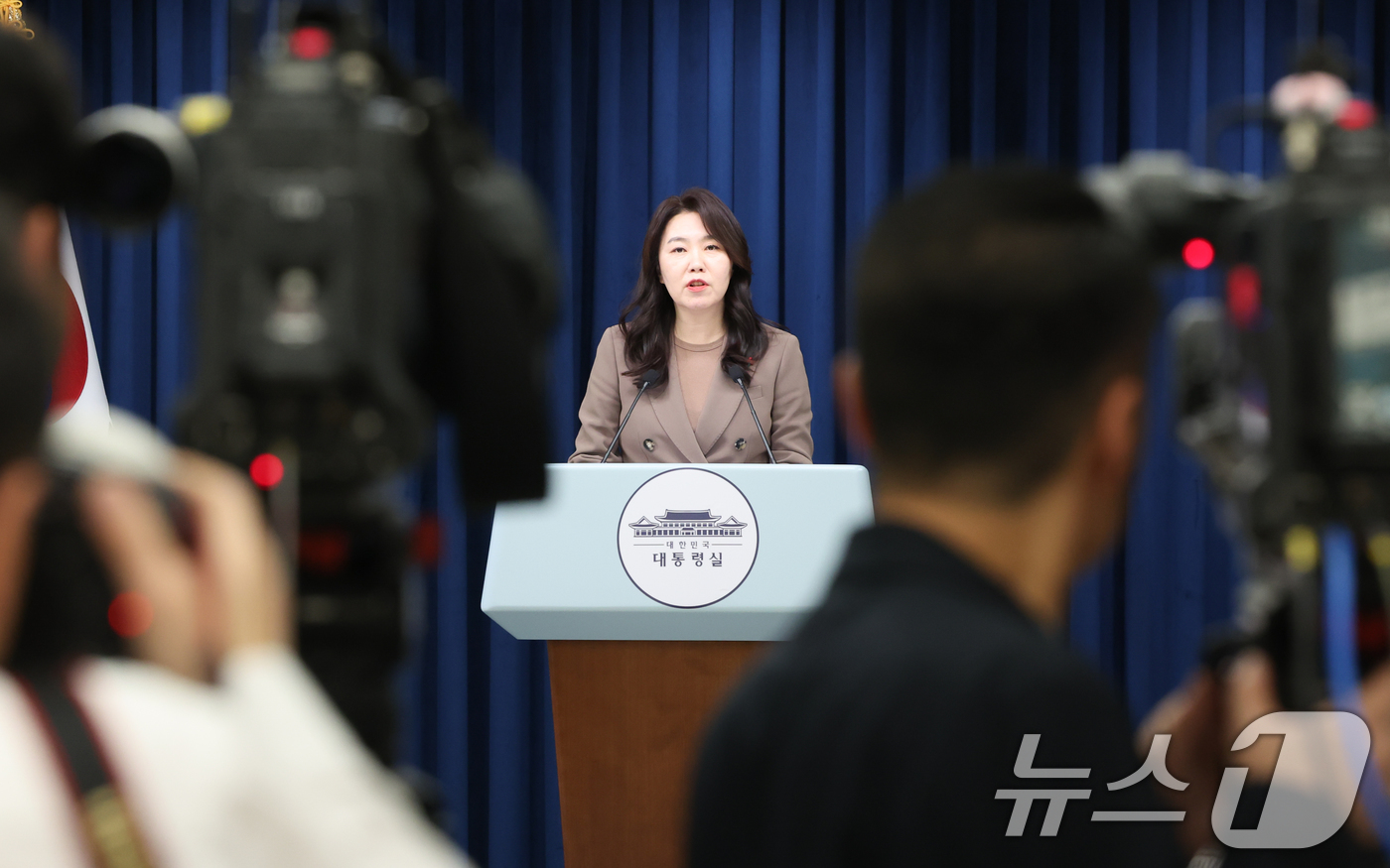(서울=뉴스1) 허경 기자 = 강유정 대통령실 대변인이 4일 서울 용산 대통령실 청사에서 대통령 주재 수석보좌관회의 관련 브리핑 후 취재진의 질문에 답변하고 있다. 2025.12. …