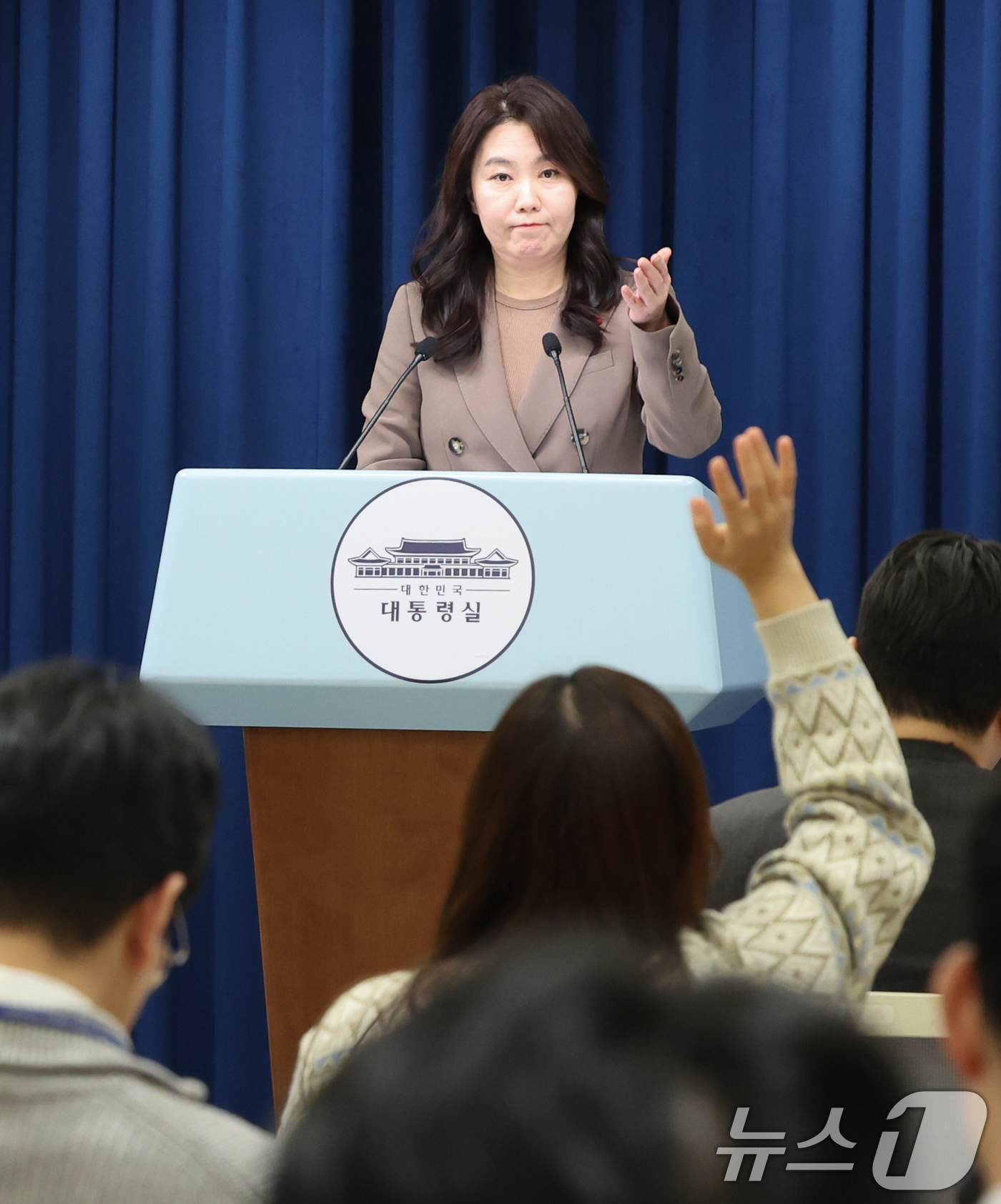 (서울=뉴스1) 허경 기자 = 강유정 대통령실 대변인이 4일 서울 용산 대통령실 청사에서 대통령 주재 수석보좌관회의 관련 브리핑 후 취재진의 질문을 받고 있다. 2025.12.4/ …