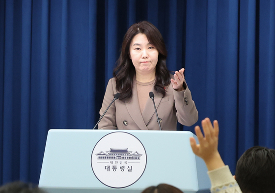 질문 받은 강유정 대변인