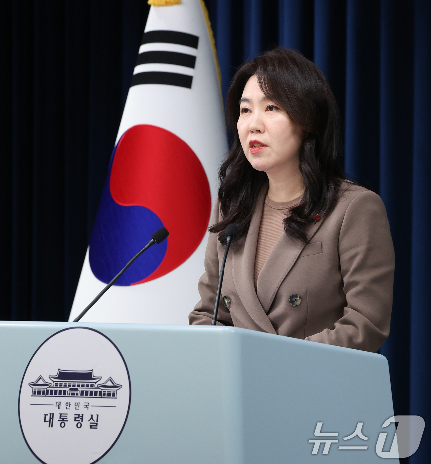 (서울=뉴스1) 허경 기자 = 강유정 대통령실 대변인이 4일 서울 용산 대통령실 청사에서 대통령 주재 수석보좌관회의 관련 브리핑을 하고 있다. 2025.12.4/뉴스1