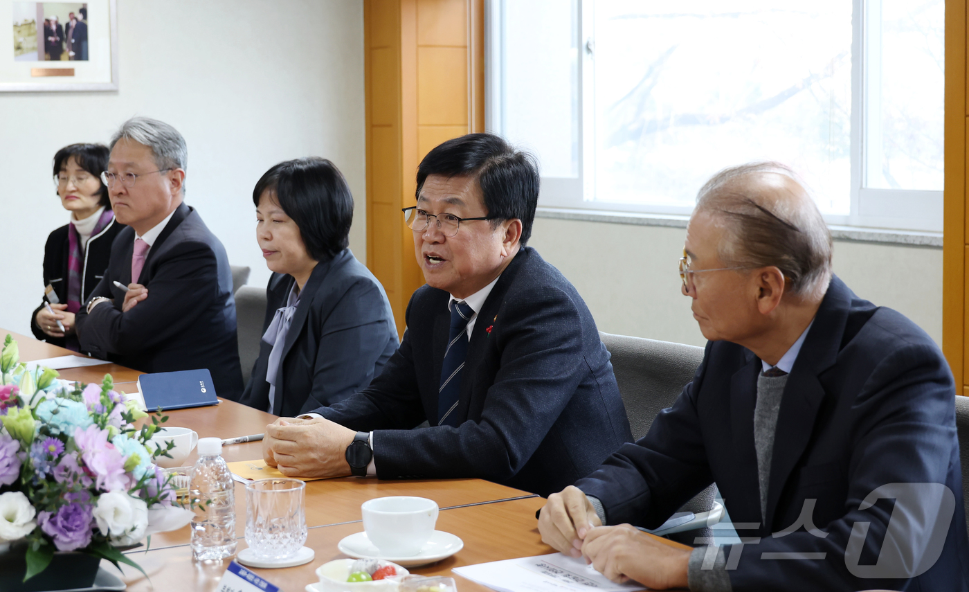 (서울=뉴스1) = 최교진 교육부 장관이 4일 코트야드 메리어트 서울 타임스퀘어에서 열린 ‘2025년 제4차 전국 국·공립대학교 총장협의회’에서 발언을 하고 있다. (교육부 제공. …