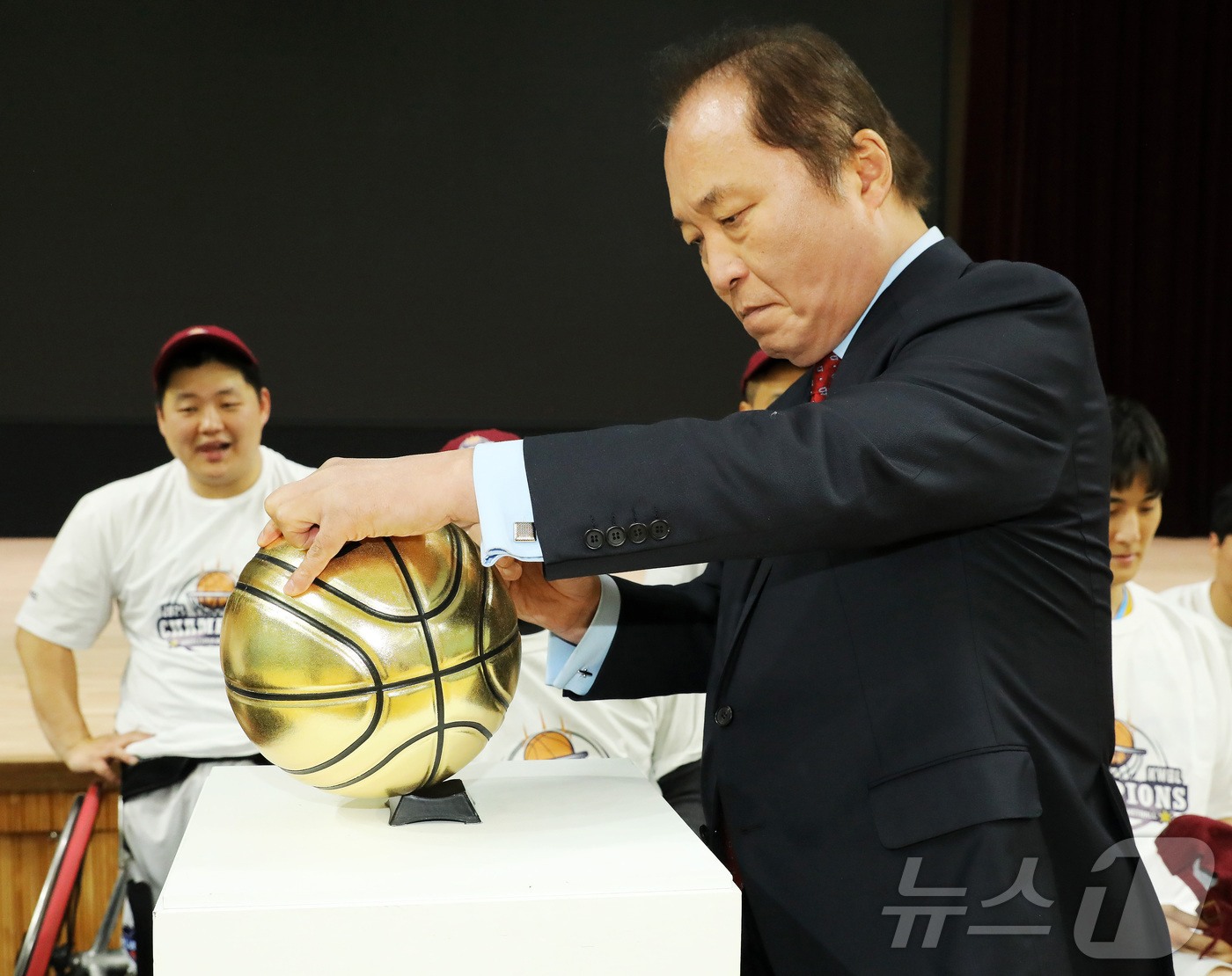 (서울=뉴스1) = 4일 오후, 남양주 체육문화센터에서 열린 '2025 KWBL 휠체어농구리그' 챔피언 결정전 3차전 코웨이블루휠스와 춘천타이거즈 경기에서 한국휠체어농구연맹 안병태 …