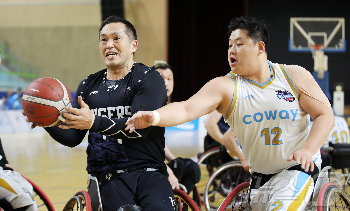 (서울=뉴스1) = 4일 오후, 남양주 체육문화센터에서 열린 '2025 KWBL 휠체어농구리그' 챔피언 결정전 3차전 코웨이블루휠스와 춘천타이거즈 경기에서 코웨이 양동길(오른쪽)이 …