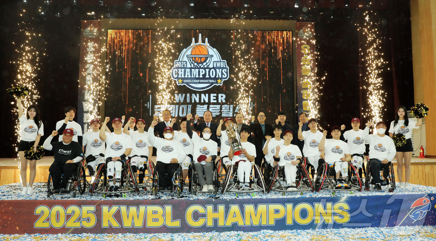 (서울=뉴스1) = 4일 오후, 남양주 체육문화센터에서 열린 '2025 KWBL 휠체어농구리그' 챔피언 결정전 3차전 코웨이블루휠스와 춘천타이거즈 경기에서 코웨이블루휠스와 내빈들이 …