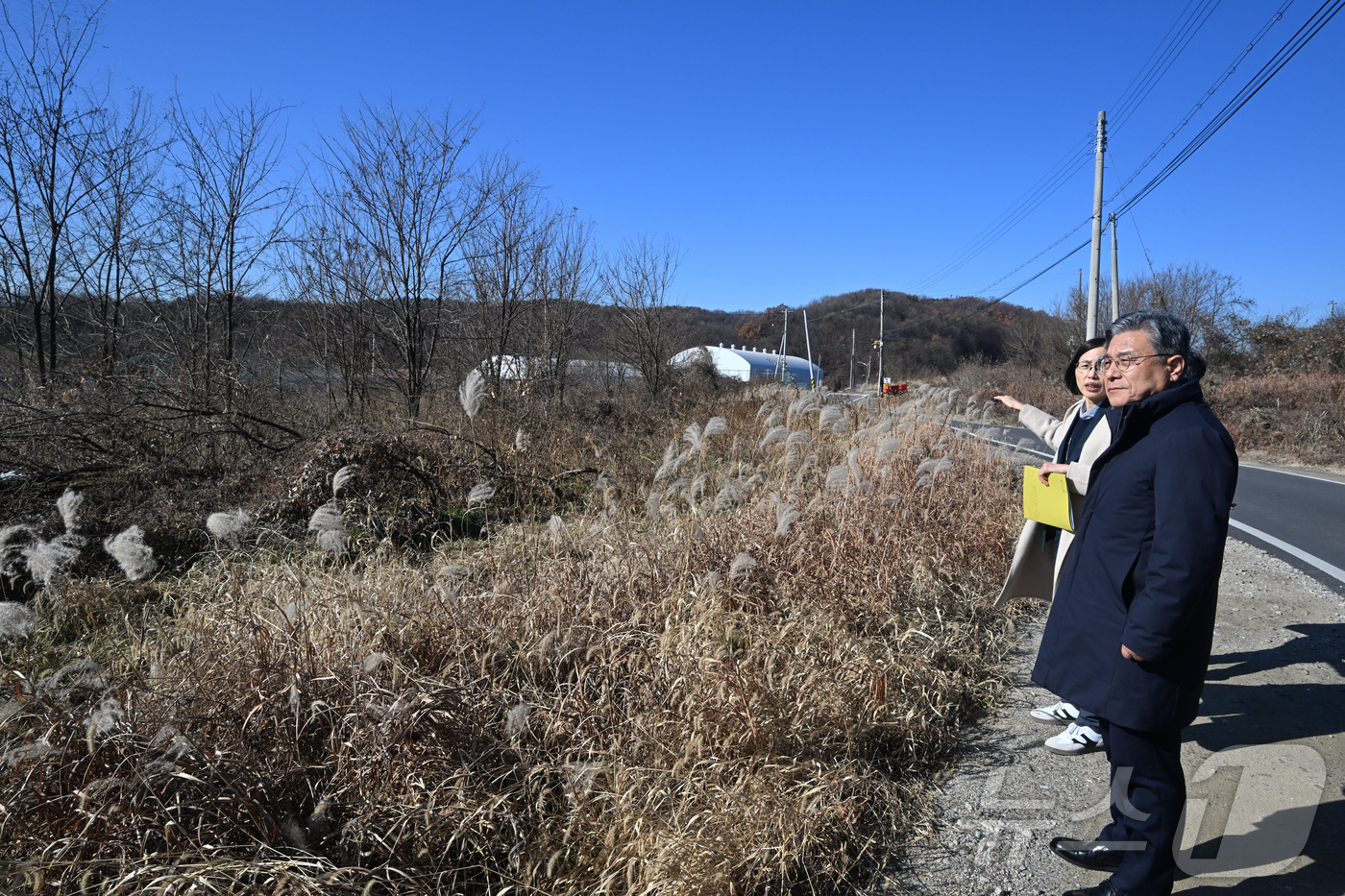 (서울=뉴스1) = 허민 국가유산청장이 4일 오후 국립고궁박물관 분관이 건립될 예정인 화성특례시 안녕동 소재 ‘화성 태안3 택지개발지구’ 내 공원부지를 방문해 관계자의 설명을 듣고 …