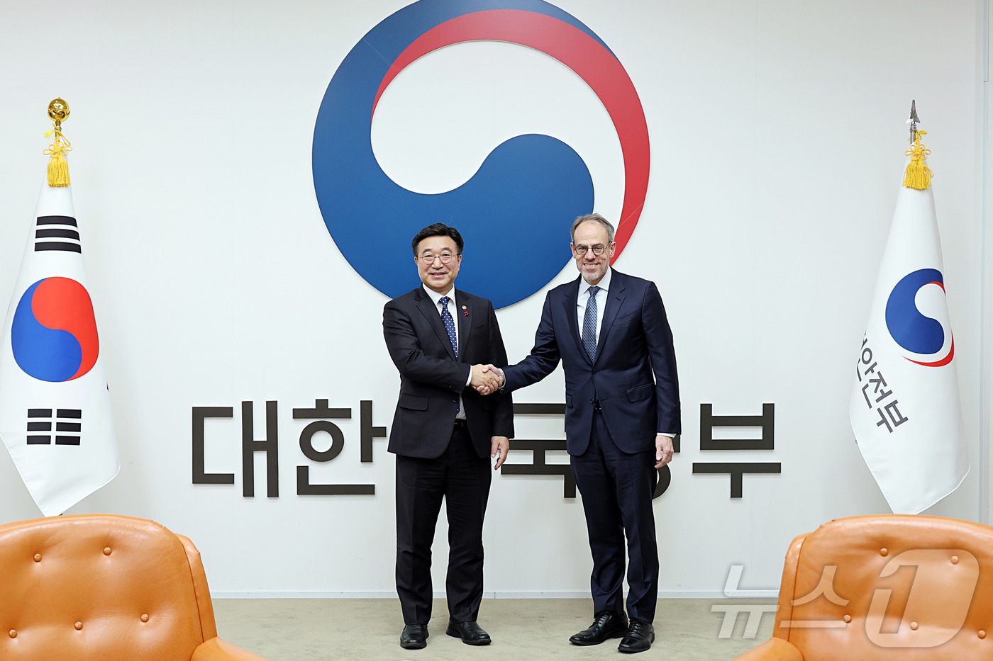 (서울=뉴스1) = 윤호중 행정안전부 장관이 4일 오후 서울 세종대로 정부서울청사에서 데이비드 자폴스키 아마존 수석 부회장을 접견, 한국 공공기관 AI 도입 활성화 등에 대해 논의 …