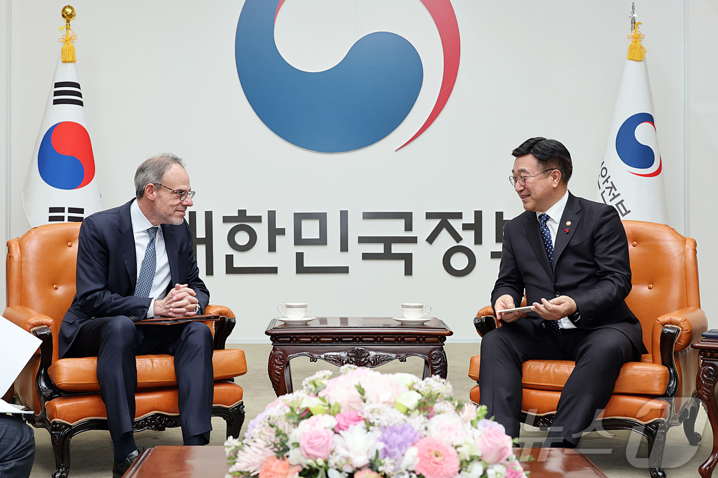 (서울=뉴스1) = 윤호중 행정안전부 장관이 4일 오후 서울 세종대로 정부서울청사에서 데이비드 자폴스키 아마존 수석 부회장을 접견, 한국 공공기관 AI 도입 활성화 및 디지털행정서 …