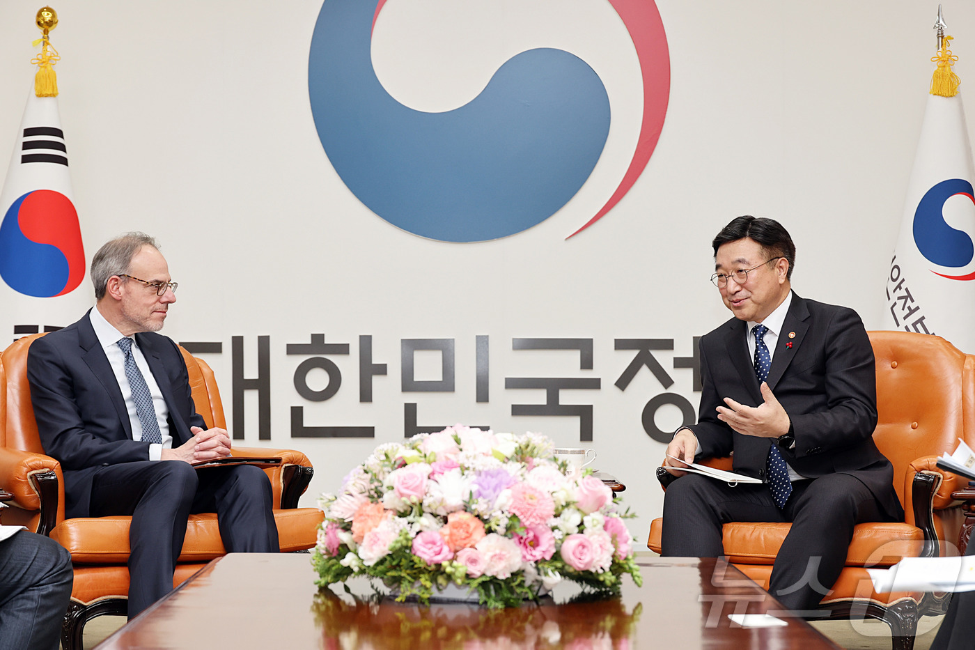 (서울=뉴스1) = 윤호중 행정안전부 장관이 4일 오후 서울 세종대로 정부서울청사에서 데이비드 자폴스키 아마존 수석 부회장을 접견, 한국 공공기관 AI 도입 활성화 및 디지털행정서 …