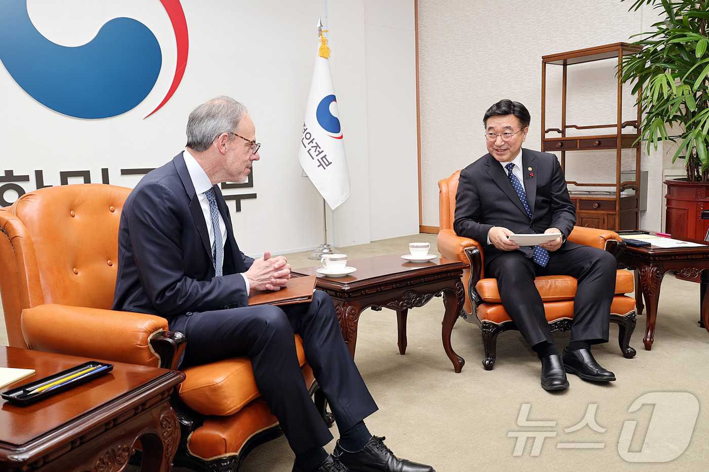 (서울=뉴스1) = 윤호중 행정안전부 장관이 4일 오후 서울 세종대로 정부서울청사에서 데이비드 자폴스키 아마존 수석 부회장을 접견, 한국 공공기관 AI 도입 활성화 및 디지털행정서 …