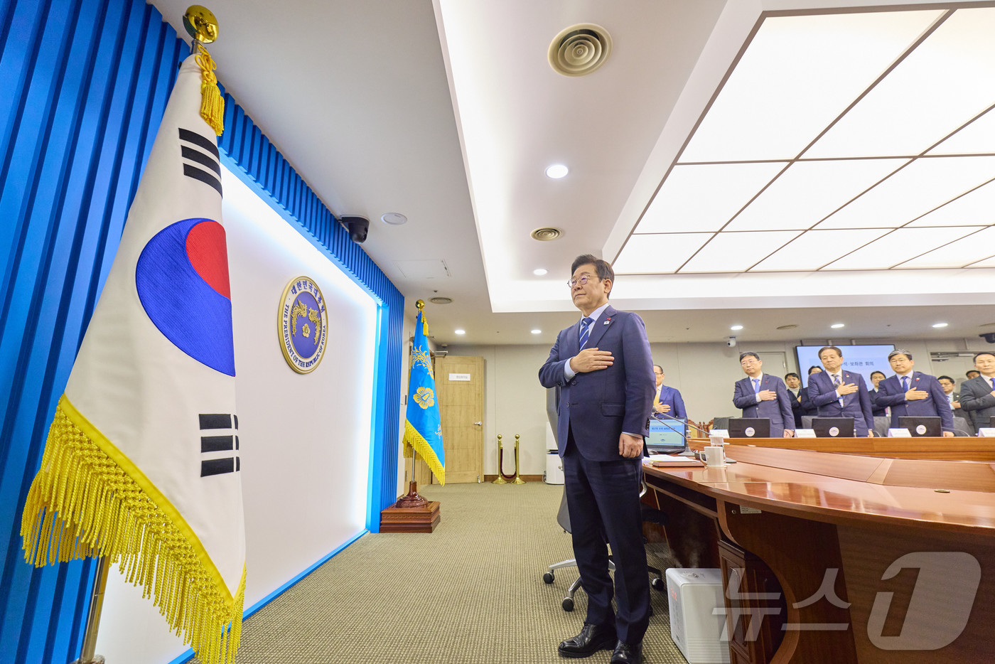 (서울=뉴스1) 이재명 기자 = 이재명 대통령이 4일 서울 용산 대통령실 청사에서 열린 수석보좌관회의에서 국민의례를 하고 있다. (대통령실 제공. 재판매 및 DB 금지)  2025 …
