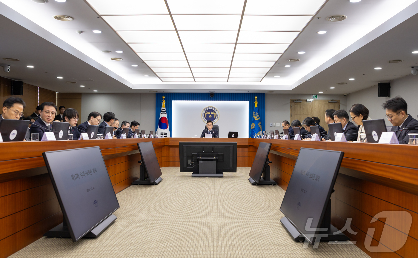 (서울=뉴스1) 이재명 기자 = 이재명 대통령이 4일 서울 용산 대통령실 청사에서 열린 수석보좌관회의에서 발언하고 있다. (대통령실 제공. 재판매 및 DB 금지)  2025.12. …