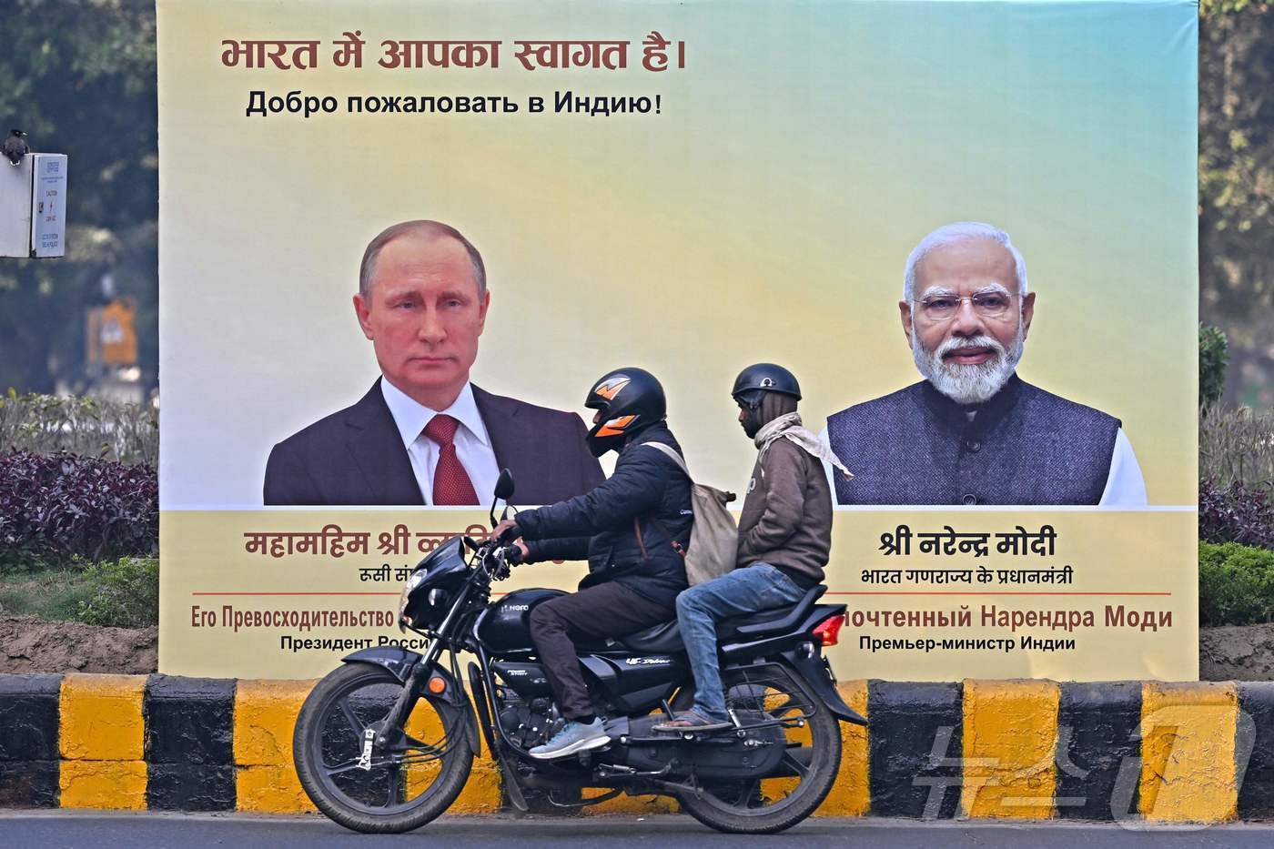 본문 이미지 - 푸틴 러시아 대통령의 인도 방문을 알리는 뉴델리의 포스터. 2025.12.04 ⓒ AFP=뉴스1 ⓒ News1 이지예 객원기자
