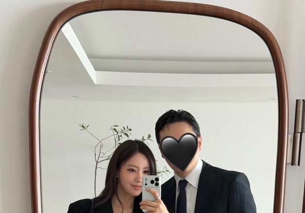 효민, ♥금융맨 남편과 함은정 결혼식 참석…민폐하객 비주얼