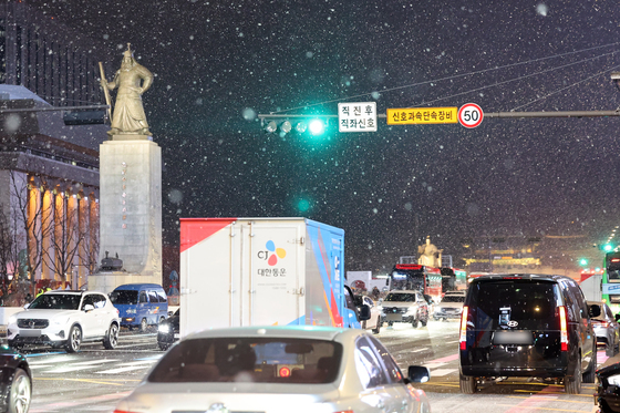 첫눈이 펑펑…안전운전 하세요