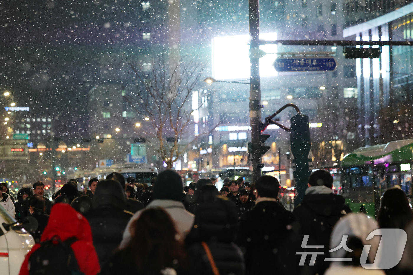 (서울=뉴스1) 황기선 기자 = 첫눈이 내린 4일 오후 서울 광화문 네거리에서 퇴근길 시민들이 발걸음을 재촉하고 있다.  2025.12.4/뉴스1
