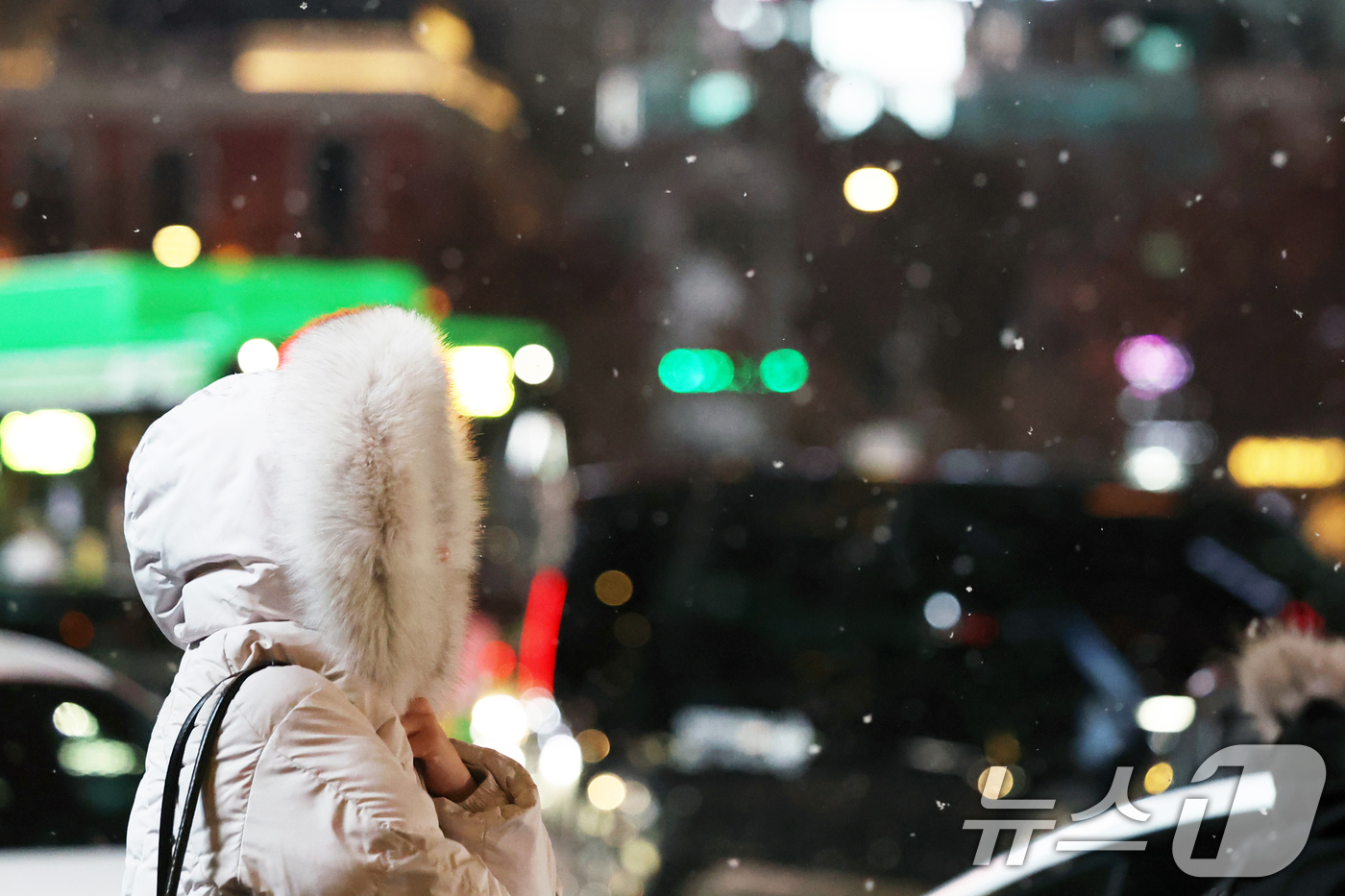 (서울=뉴스1) 황기선 기자 = 첫눈이 내린 4일 오후 서울 광화문 네거리에서 퇴근길 시민들이 발걸음을 재촉하고 있다.  2025.12.4/뉴스1