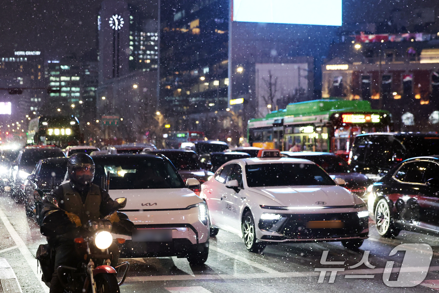 (서울=뉴스1) 황기선 기자 = 첫눈이 내린 4일 오후 서울 광화문 네거리에서 퇴근길 차량들이 신호를 기다리고 있다.  2025.12.4/뉴스1