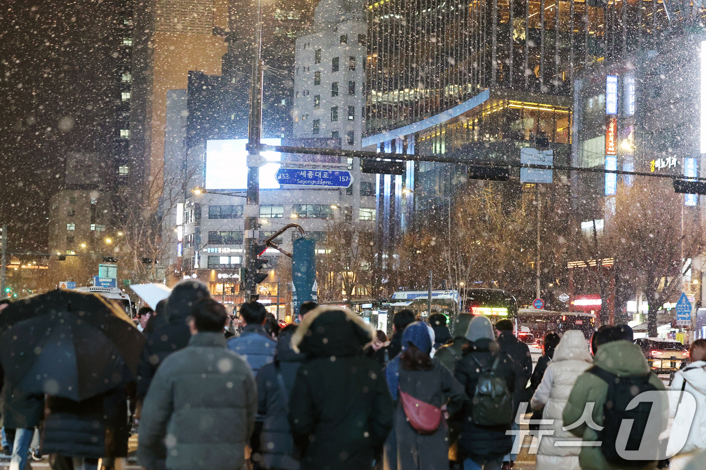 (서울=뉴스1) 황기선 기자 = 첫눈이 내린 4일 오후 서울 광화문 네거리에서 퇴근길 시민들이 발걸음을 재촉하고 있다. 2025.12.4/뉴스1