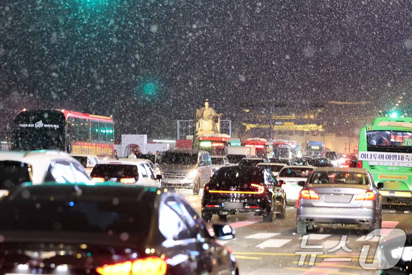 (서울=뉴스1) 황기선 기자 = 첫눈이 내린 4일 오후 서울 광화문 네거리에서 퇴근길 차량들이 도로를 달리고 있다. 2025.12.4/뉴스1