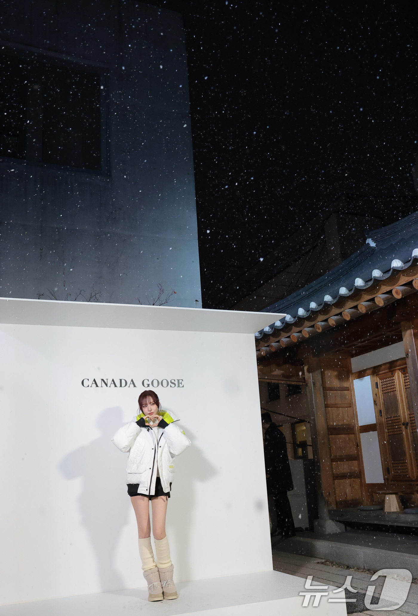 (서울=뉴스1) 권현진 기자 = 아이브 리즈가 4일 오후 서울 종로구 통의동 재단법인 아름지기에서 열린 캐나다구스 '더 파이오니어링 저니' 쇼케이스에 참석해 포즈를 취하고 있다. …