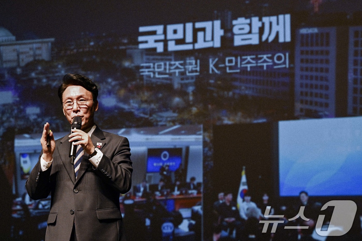 (광주=뉴스1) 이수민 기자 = 김민석 국무총리가 4일 광주 서구 서빛마루 문화예술회관에서 광주시민들을 대상으로 국정설명회를 하고 있다.  (광주·전남사진기자단) 2025.12.4 …