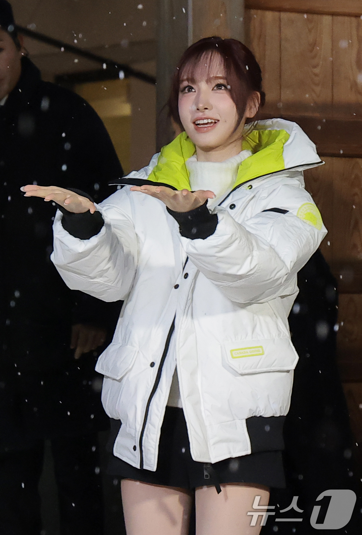 (서울=뉴스1) 권현진 기자 = 아이브 리즈가 4일 오후 서울 종로구 통의동 재단법인 아름지기에서 열린 캐나다구스 '더 파이오니어링 저니' 쇼케이스에 참석해 내리는 하얀 눈을 바라 …