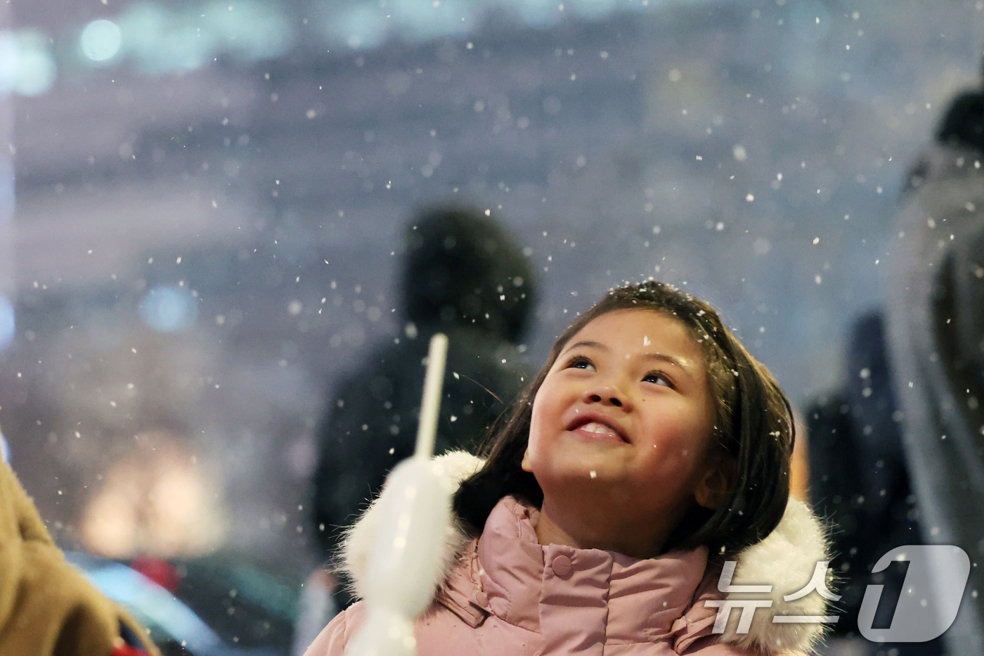 (서울=뉴스1) 황기선 기자 = 첫눈이 내린 4일 오후 서울 광화문 네거리에서 어린이가 미소를 보이며 발걸음을 옮기고 있다.  2025.12.4/뉴스1