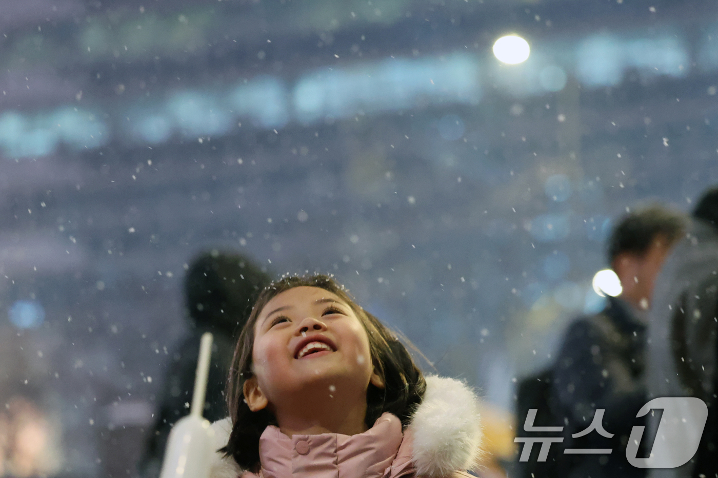 (서울=뉴스1) 황기선 기자 = 첫눈이 내린 4일 오후 서울 광화문 네거리에서 한 어린이가 미소를 보이며 발걸음을 옮기고 있다.  2025.12.4/뉴스1