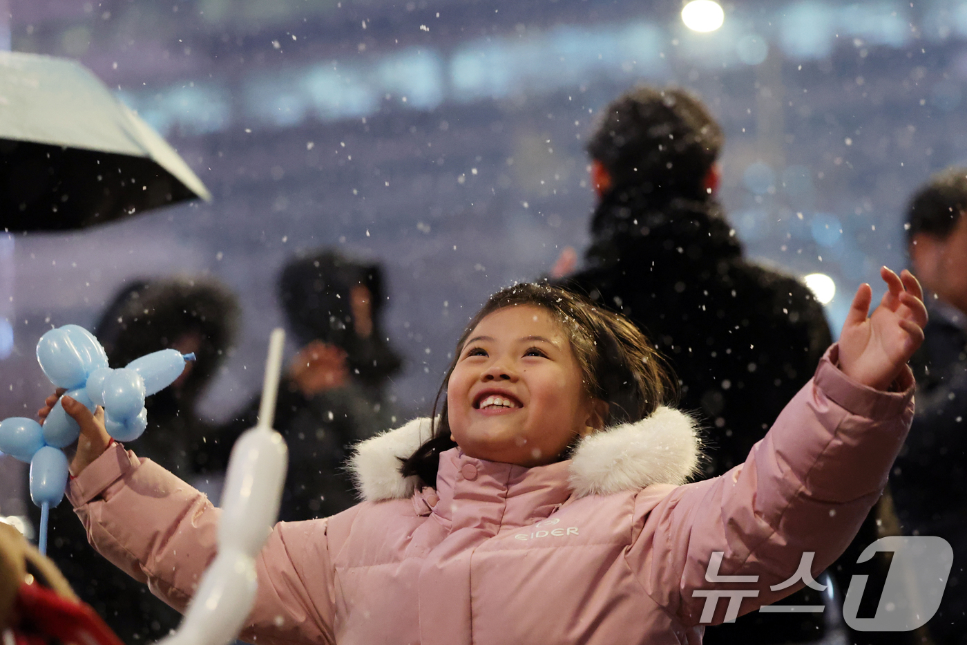 (서울=뉴스1) 황기선 기자 = 첫눈이 내린 4일 오후 서울 광화문 네거리에서 한 어린이가 미소를 보이며 발걸음을 옮기고 있다.  2025.12.4/뉴스1