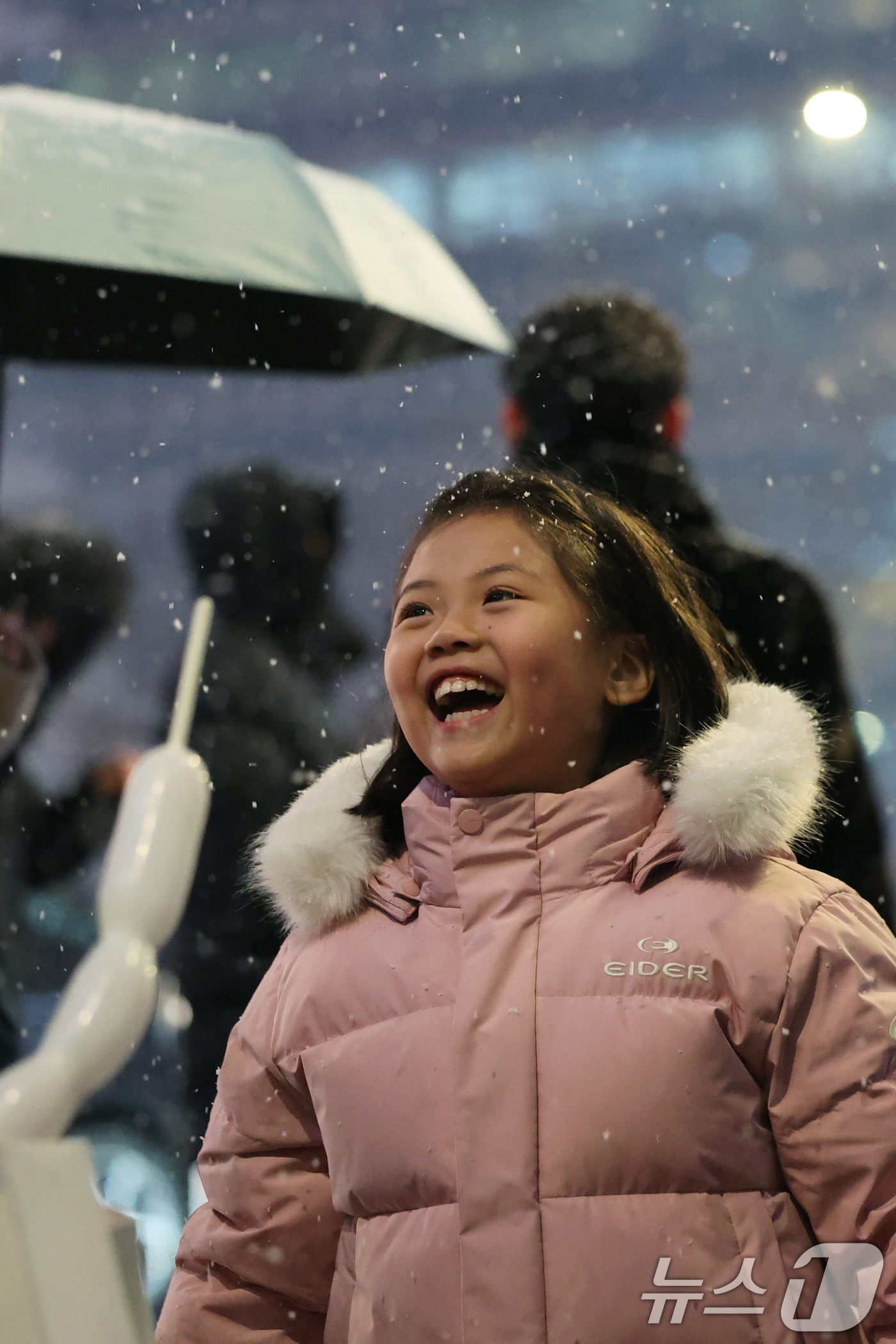 (서울=뉴스1) 황기선 기자 = 첫눈이 내린 4일 오후 서울 광화문 네거리에서 한 어린이가 미소를 보이며 발걸음을 옮기고 있다.  2025.12.4/뉴스1