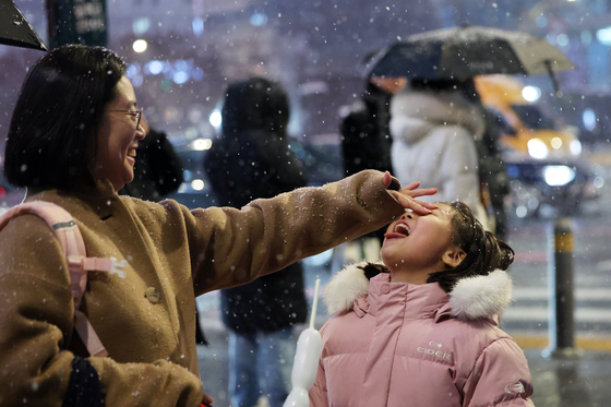 "첫눈은 낭만, 그냥 맞아요"…함박눈에 마냥 신난 시민들