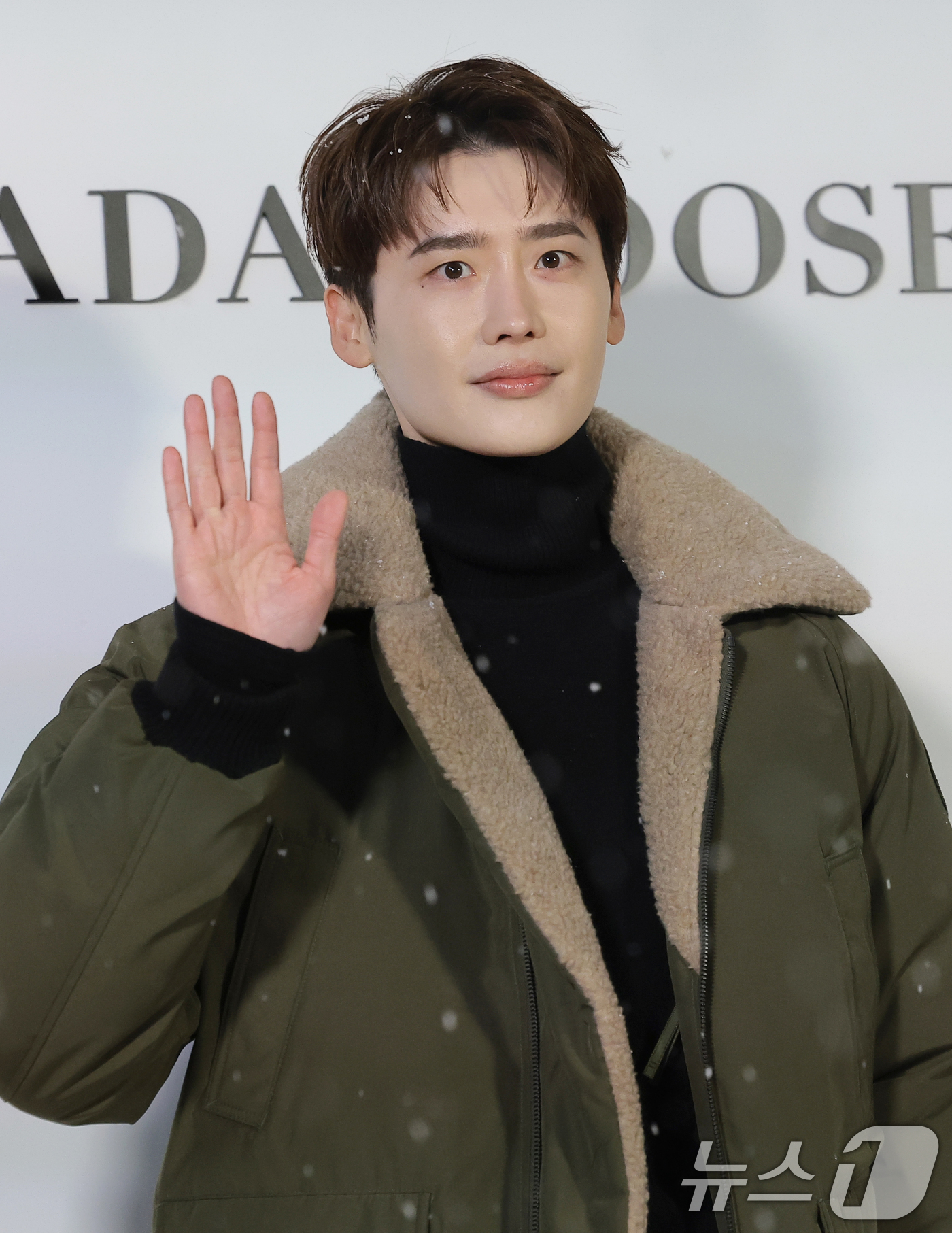 (서울=뉴스1) 권현진 기자 = 배우 이종석이 4일 오후 서울 종로구 통의동 재단법인 아름지기에서 열린 캐나다구스 '더 파이오니어링 저니' 쇼케이스에 참석해 포즈를 취하고 있다. …