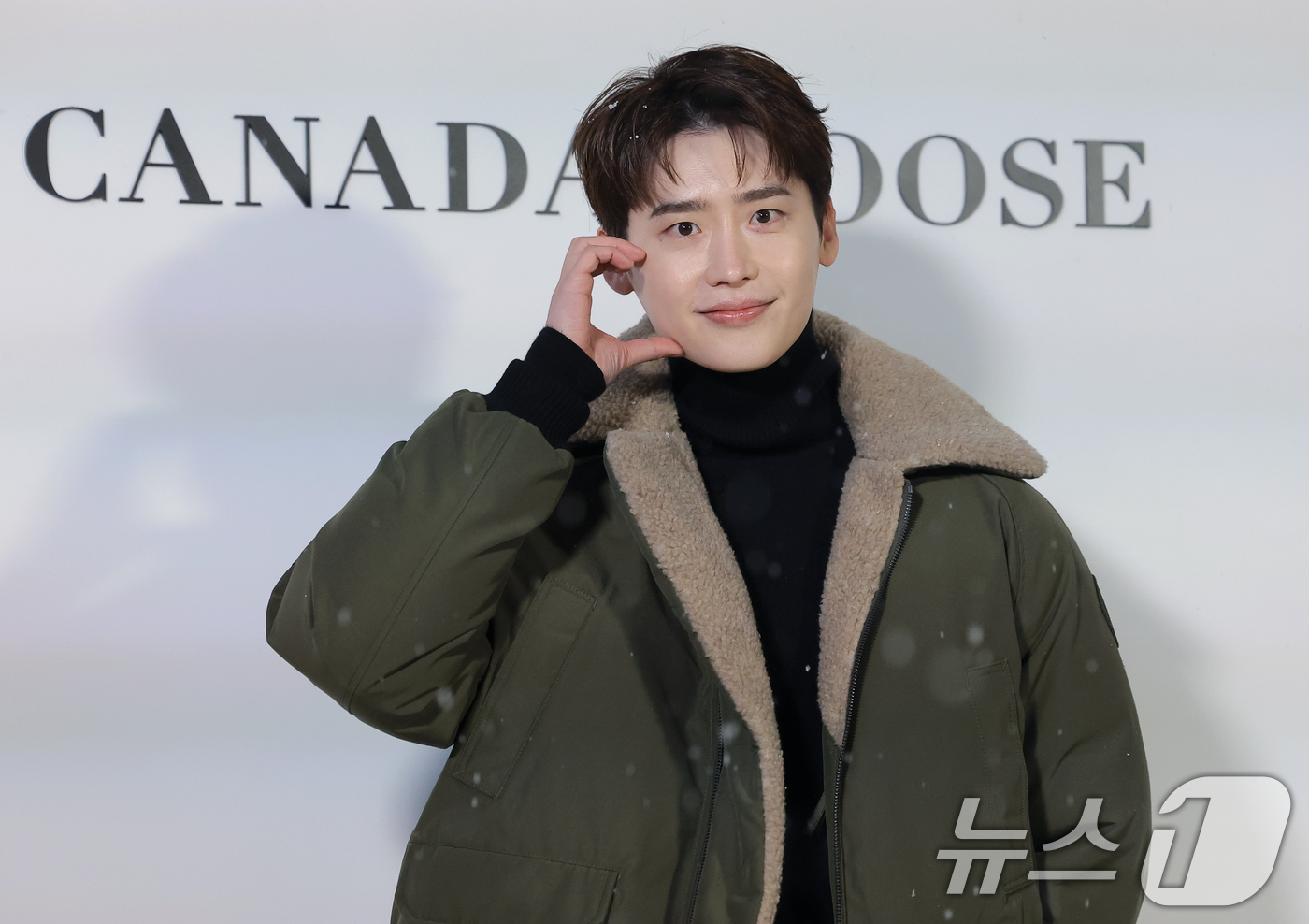 (서울=뉴스1) 권현진 기자 = 배우 이종석이 4일 오후 서울 종로구 통의동 재단법인 아름지기에서 열린 캐나다구스 '더 파이오니어링 저니' 쇼케이스에 참석해 포즈를 취하고 있다. …