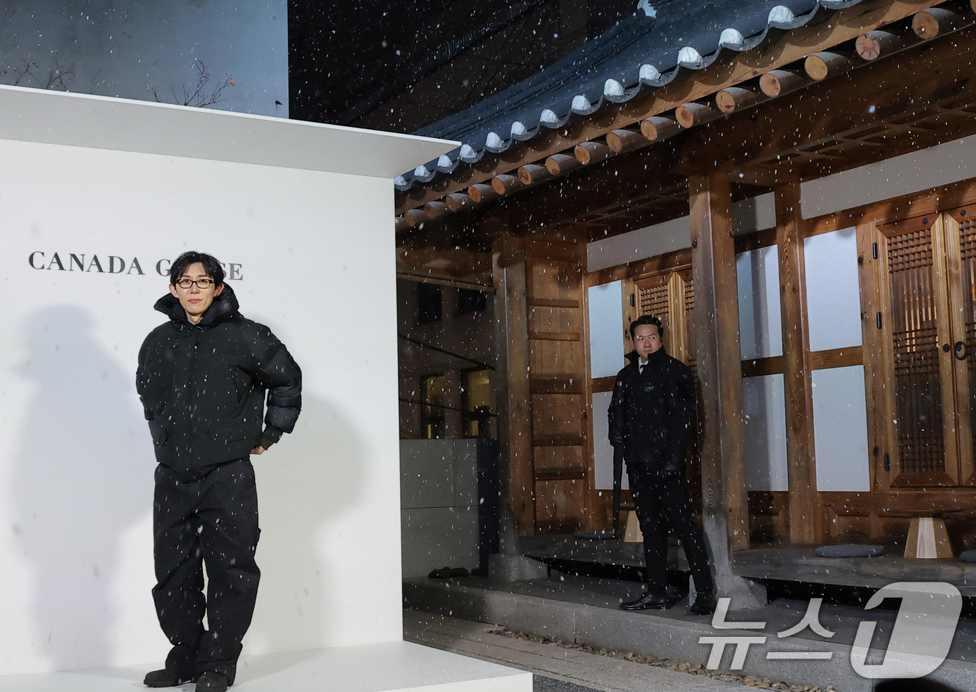 (서울=뉴스1) 권현진 기자 = 프로듀서 코드 쿤스트가 4일 오후 서울 종로구 통의동 재단법인 아름지기에서 열린 캐나다구스 '더 파이오니어링 저니' 쇼케이스에 참석해 포즈를 취하고 …